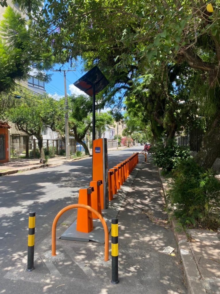 Estação de bicicletas compartilhadas na rua Miguel Tostes 