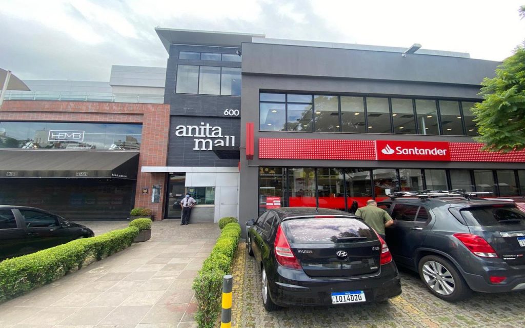 Anita Mall bairro Mont'Serrat