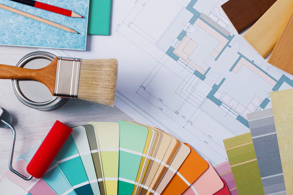 mesa com amostras de cores, planta de casa e mais para acabamento de casa