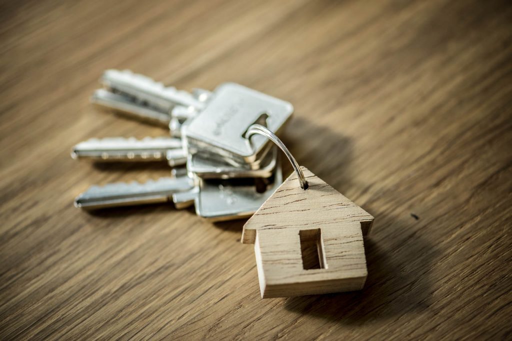 chave de apartamento representando o que saber antes de comprar um apartamento e seus custos