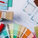 mesa com amostras de cores, planta de casa e mais para acabamento de casa
